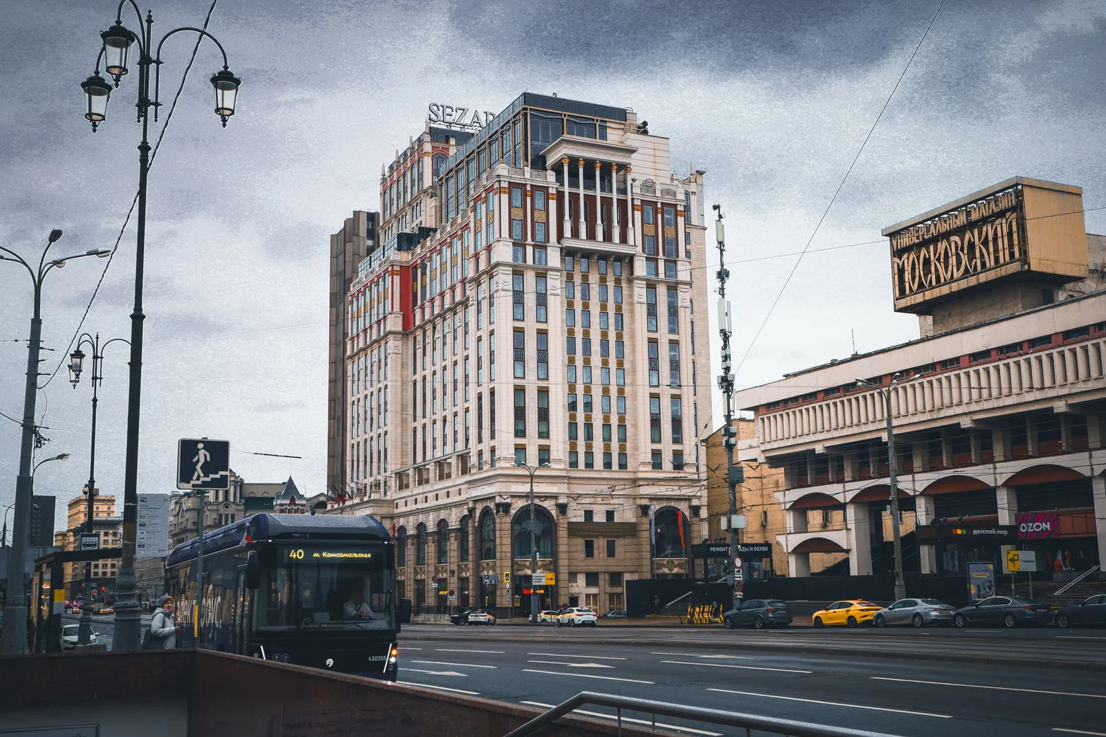 Городской автобус на маршруте в центре города