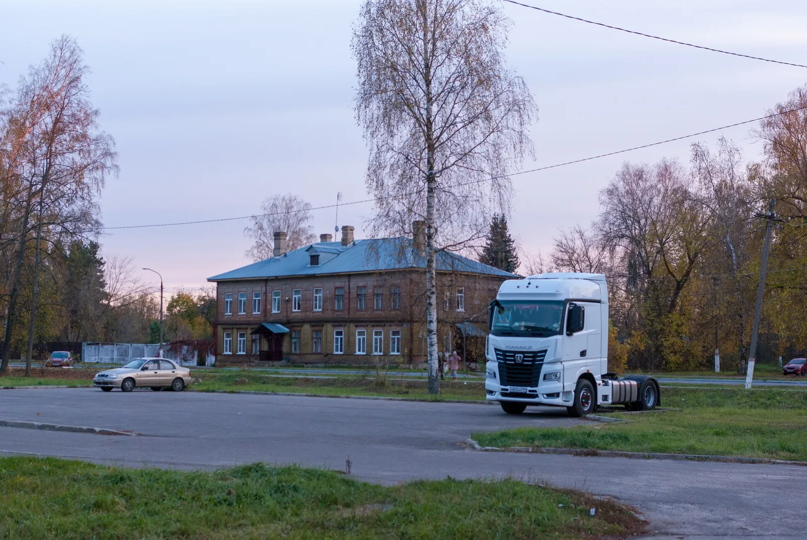 Седельный тягач КАМАЗ-54901 на стоянке в Рошале Московской области